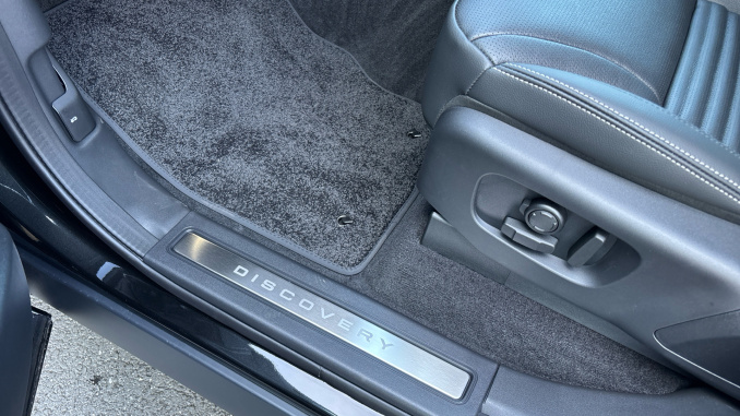 Land Rover Discovery 3.0 D350 Dynamic SE 5dr Auto Diesel Station Wagon - Image 38
